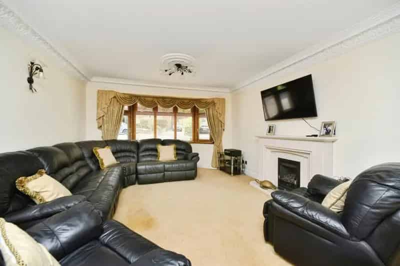 4 Bedroom Detached House for Sale Graham Avenue