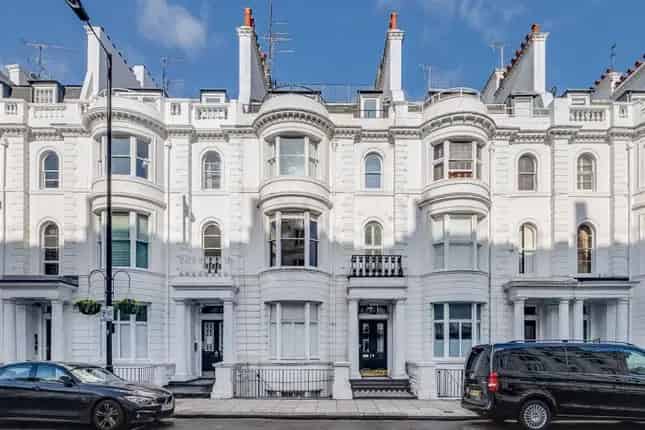 Flat for Sale in Gloucester Terrace Bayswater W2