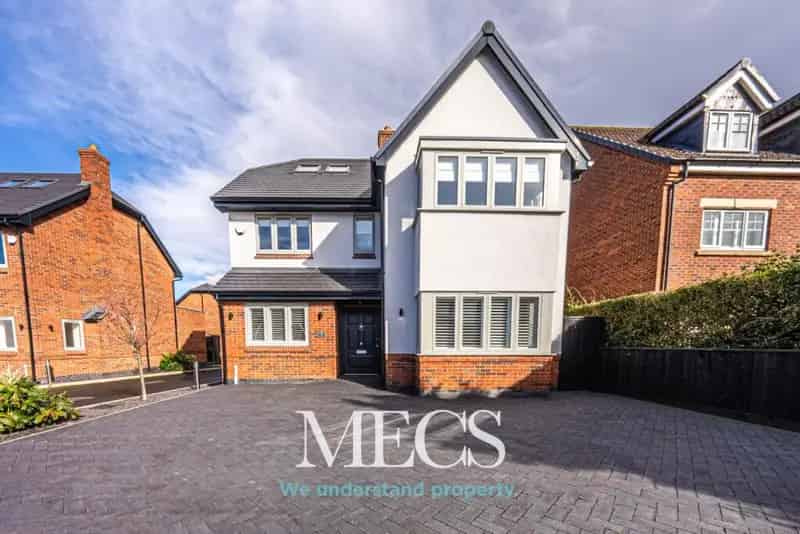 5 bedroom detached house for sale