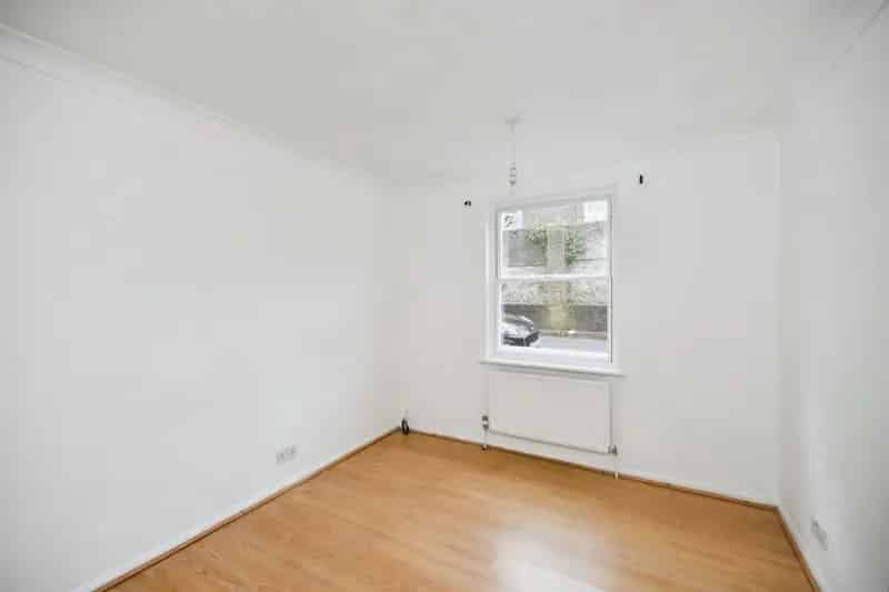 Two Bedroom Apartment near Preston Park Station - Allocated Parking