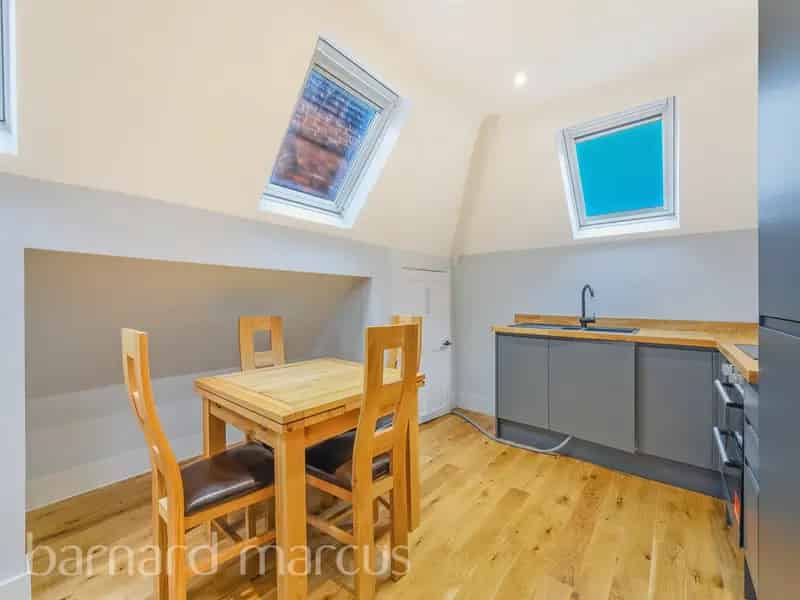 2 Double Bedroom Flat Thrale Road Private Garden Parking