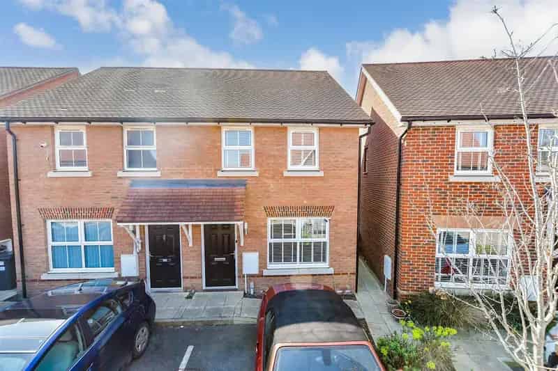 2 Bedroom Semi Detached House for Sale Dickens Gate