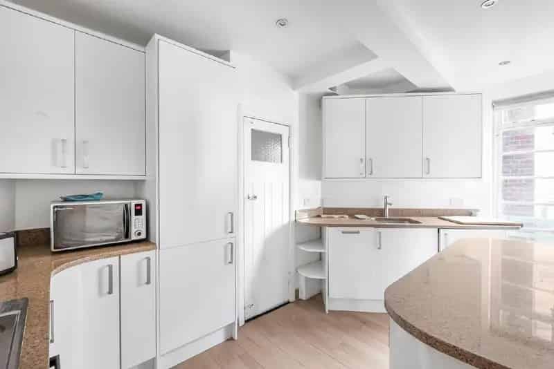 Bright 2-Bedroom Apartment with 2 Bathrooms and Outside Space
