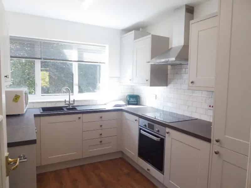 3 Bedroom Flat to Rent Stylish Finish Spacious Living Fireplace Balcony Garage Parking