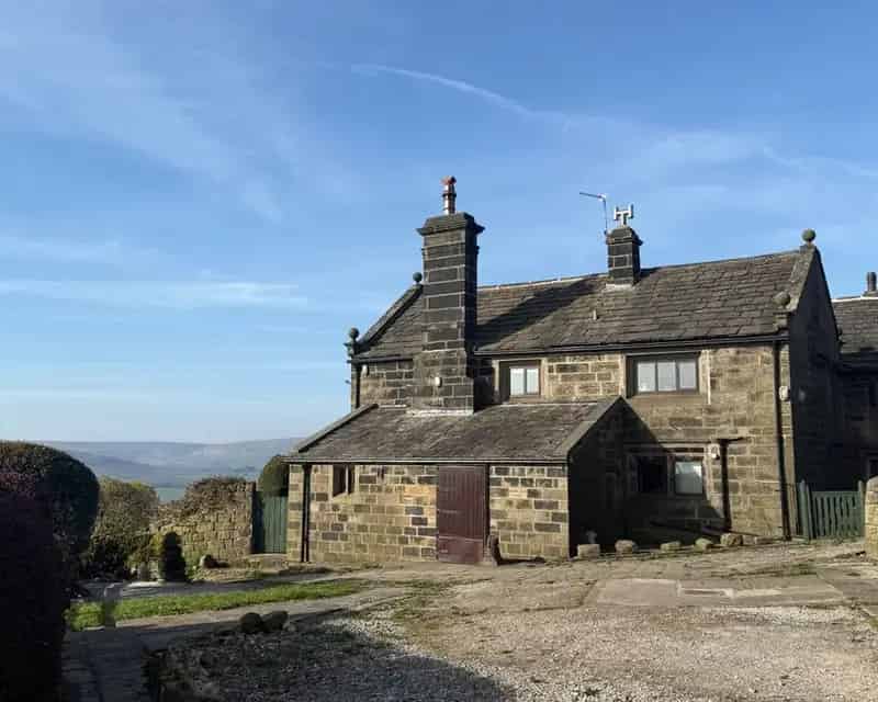 3 Bedroom End Terrace House with 2.3 Acres for Sale