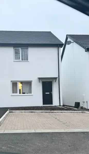2 Bed House with Garden and Parking