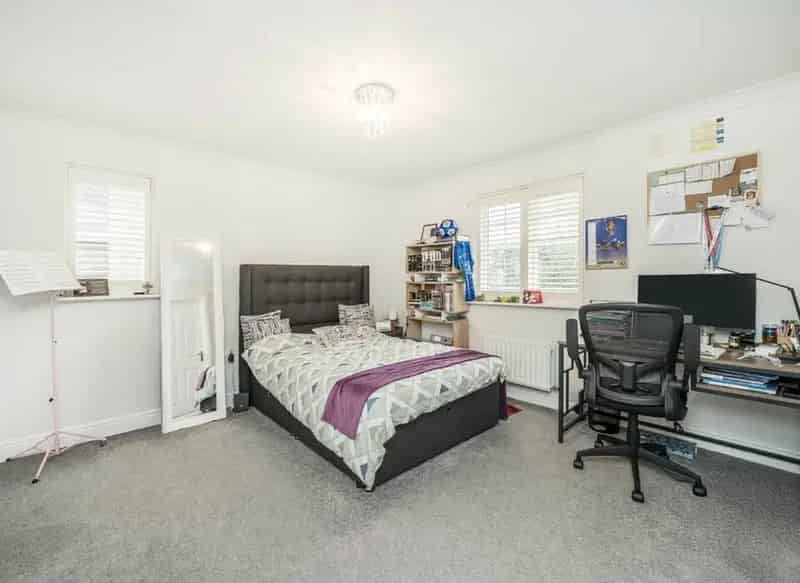Detached Family Home with Five Bedrooms and Garage