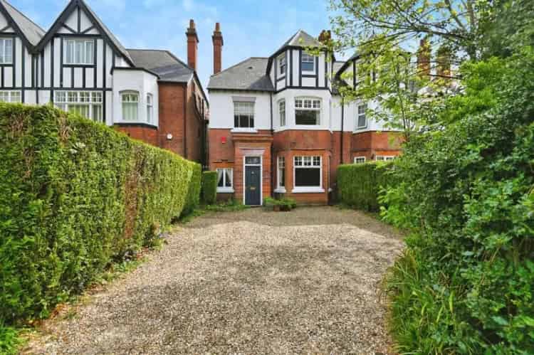 5 Bedroom Semi-Detached House for Sale