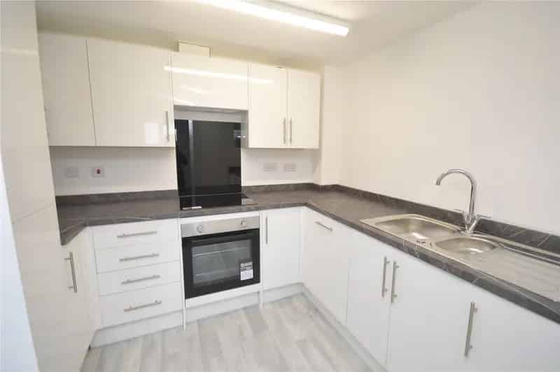 Two Bedroom Ground Floor Apartment Near M62 and M1