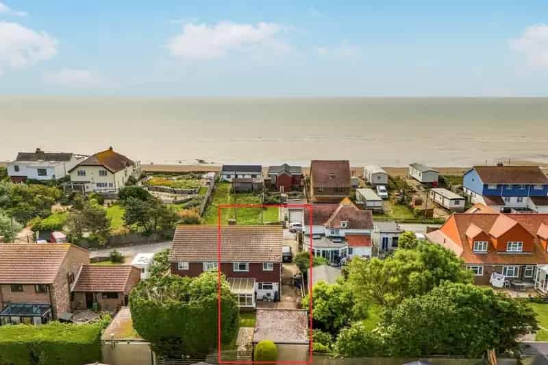3 Bed Semi-Detached House Near Beach