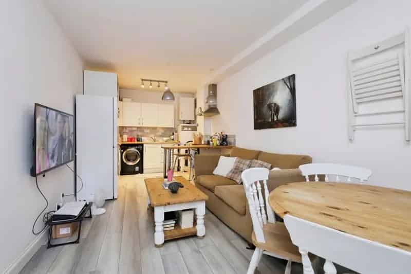 Little Chelsea Live Work Unit Freehold Shop 1 Bed Flat Private Courtyard £25700PA