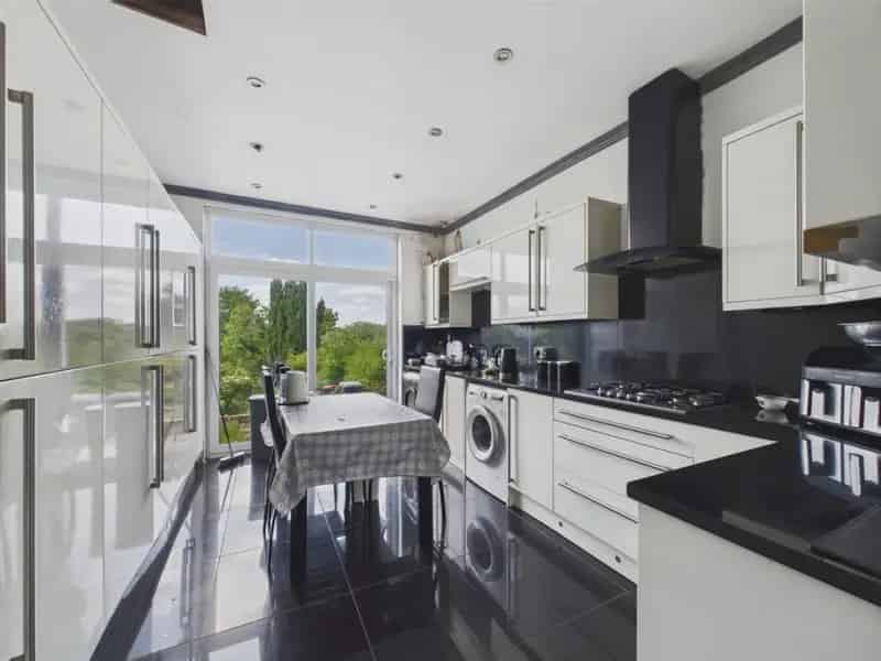 4 Bedroom End Terrace House For Sale