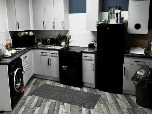 Modern 1-Bed Apartment Near 3 Train Stations Central London Croydon