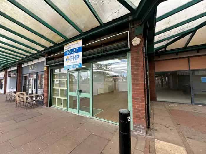 Retail Unit in Shopping Precinct with Free Parking