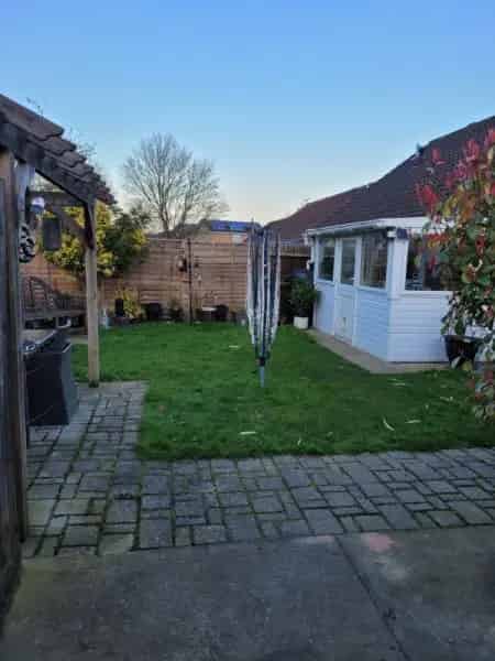 2 Bed Bungalow with Large Garden and Parking