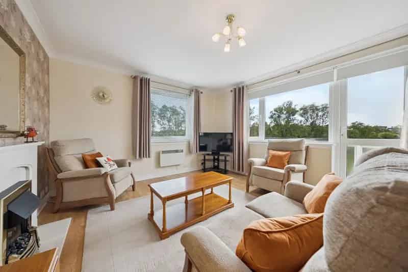 Fantastic 2 Bed Top Floor Apartment with Open Views and Private Garage