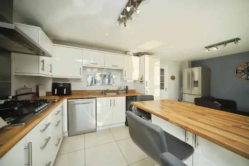 4 Bed House with Garage and Garden