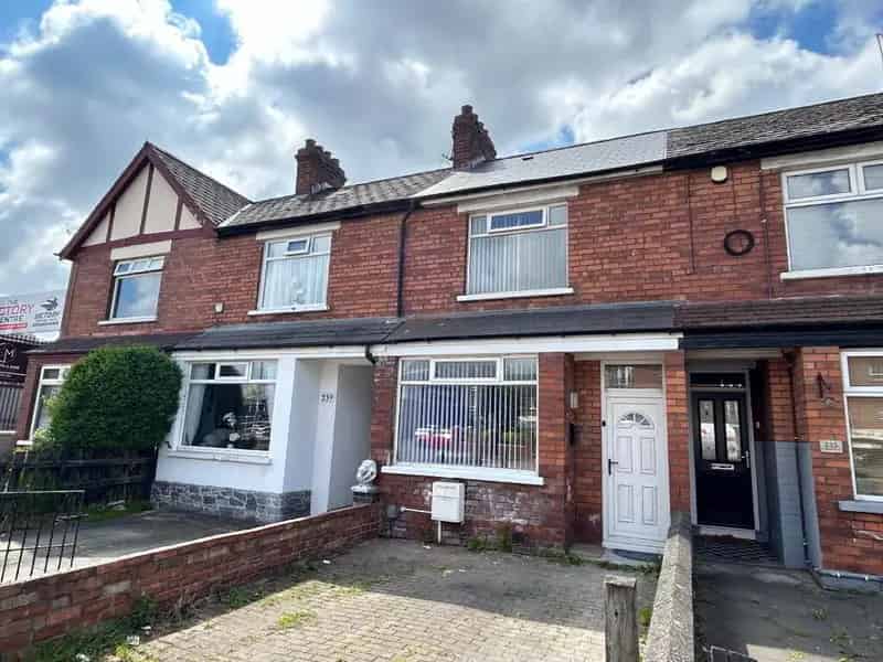 2 Bed Mid Terrace House Spacious Lounge Luxury Bathroom Patio Garden