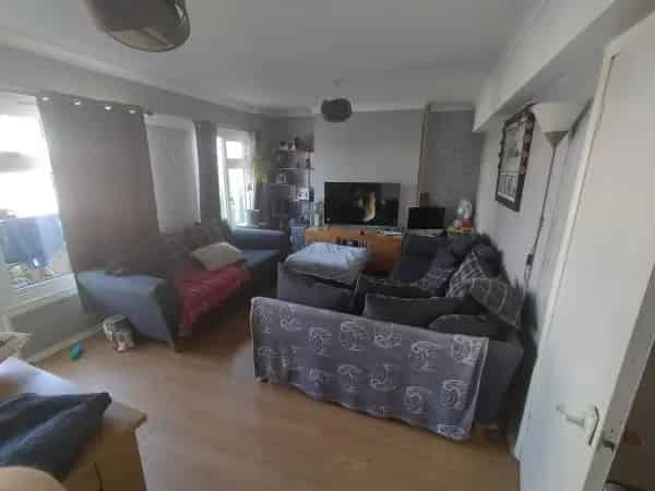 3 Bed Maisonette Near Schools Shops and Greenway