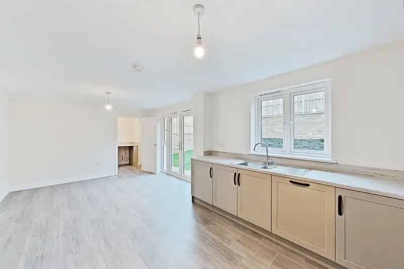 4 Bed Detached House with Garage and Garden