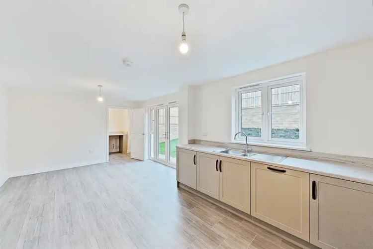 4 Bed Detached House with Garage and Garden