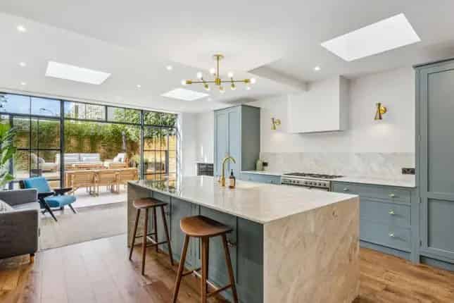 5 Bedroom Semi-Detached House for Sale in London