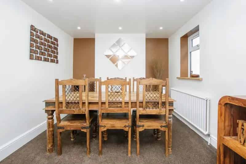 5 Bedroom Semi-Detached Family Home with Large Garden and Off-Road Parking