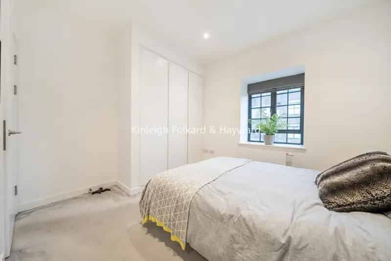 Spacious 2-Bedroom Apartment with South-Facing Balcony