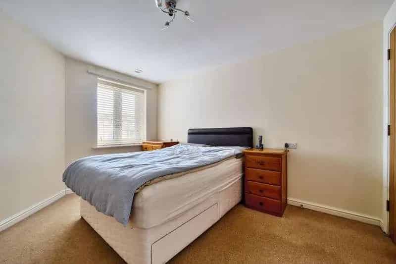 1 Bed Flat for Sale with Communal Facilities and Parking