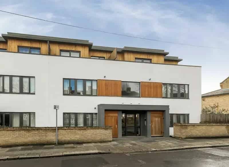 2 Bed 2 Bath Flat with Private Balcony Mortimer Road