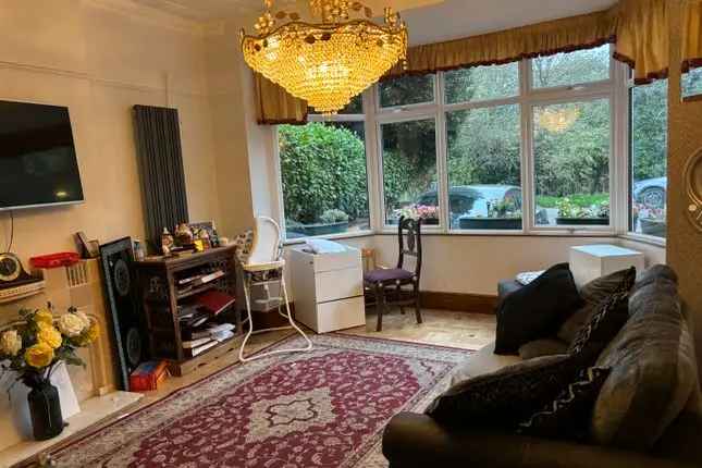 Detached House for Sale in Wanstead London E11