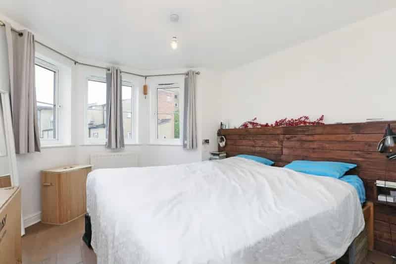 2 Bedroom Flat Near Burgess Park  Spacious Apartment For Sale