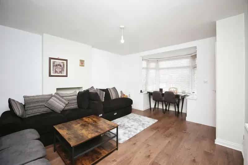 3 Bed House with Garden and Parking