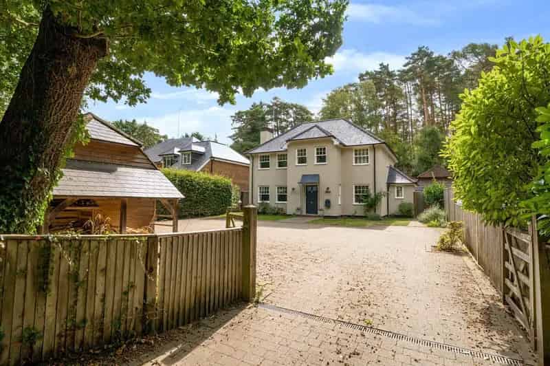 6 bedroom detached house for sale