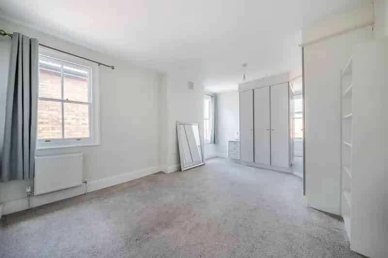 2 Bedroom Flat for Sale - Updated Top Floor Apartment