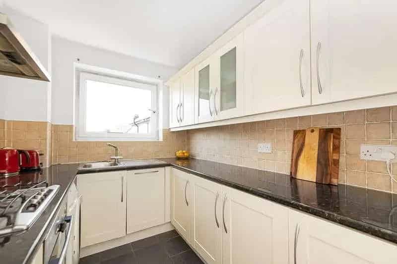 2 bed flat for sale