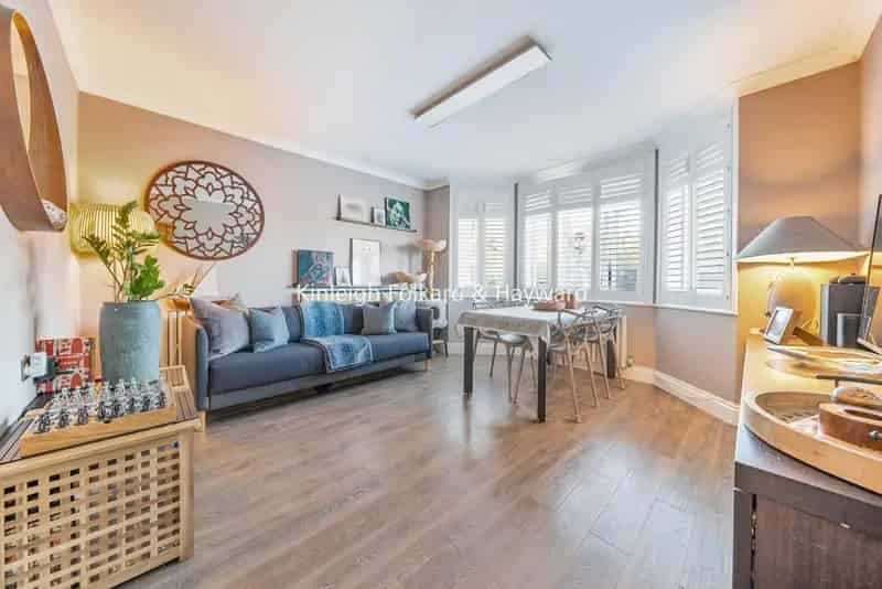 Two Bedroom Apartment with Communal Gardens
