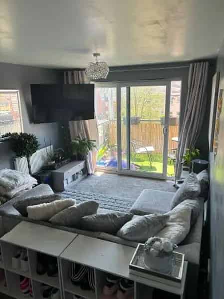 Eastbourne Flat with Balcony, Lift, and Amenities