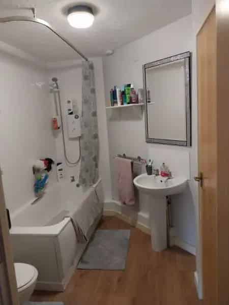 2 Bedroom Flat near Torre Station with Lift Access