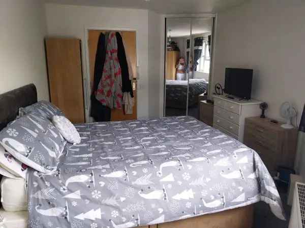 Flat For Rent in Teignbridge, England