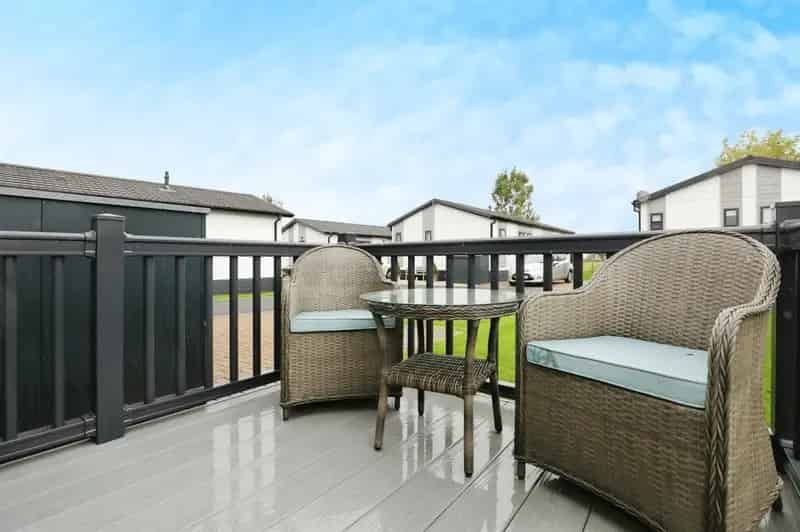 Luxury 2-Bed Park Home in Warwickshire Countryside