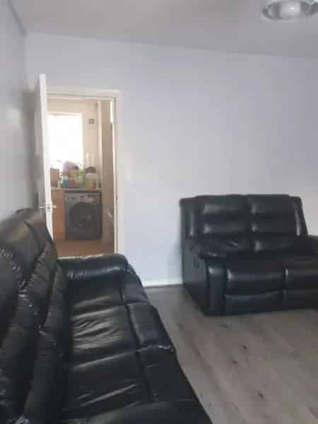 2 Bed House with Large Garden Near W11 Bus Stop