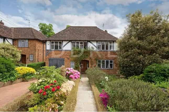5 Bedroom Detached House for Sale in Hampstead Garden Suburb