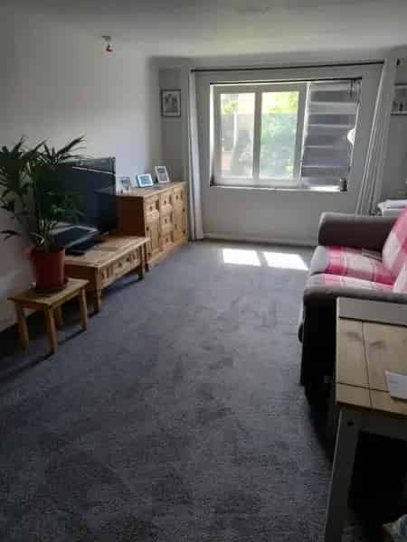 Central Winchester Flat Near Shops and Stations