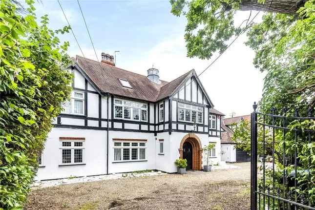 Detached House for Sale in Cuffley Hertfordshire