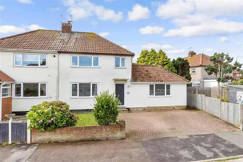 3 bedroom semi-detached house for sale