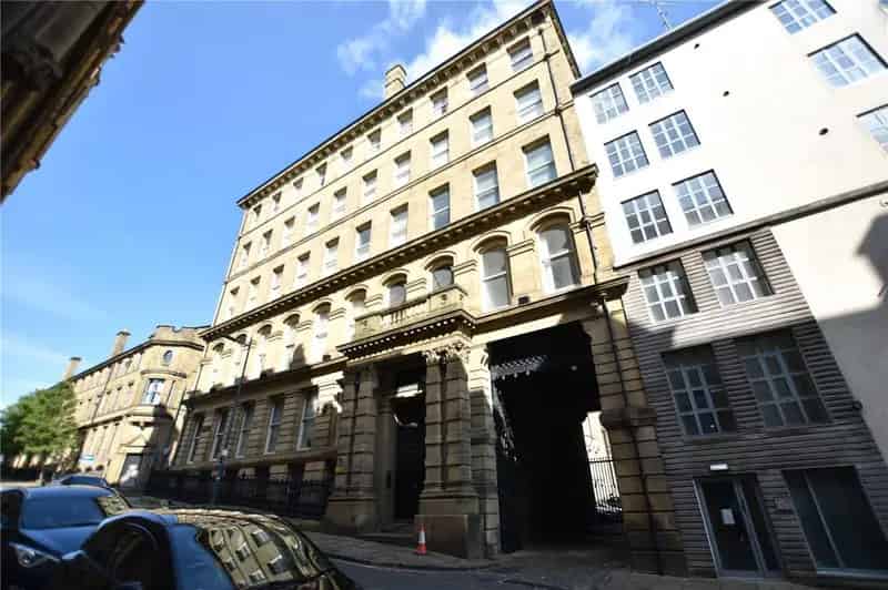 2 Bedroom Apartment for Sale Top Floor Secure Parking