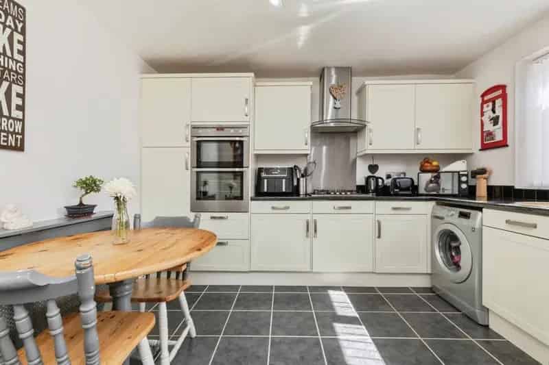 3 Bed Terraced House Melksham Fully Renovated Modern Kitchen Garden Parking