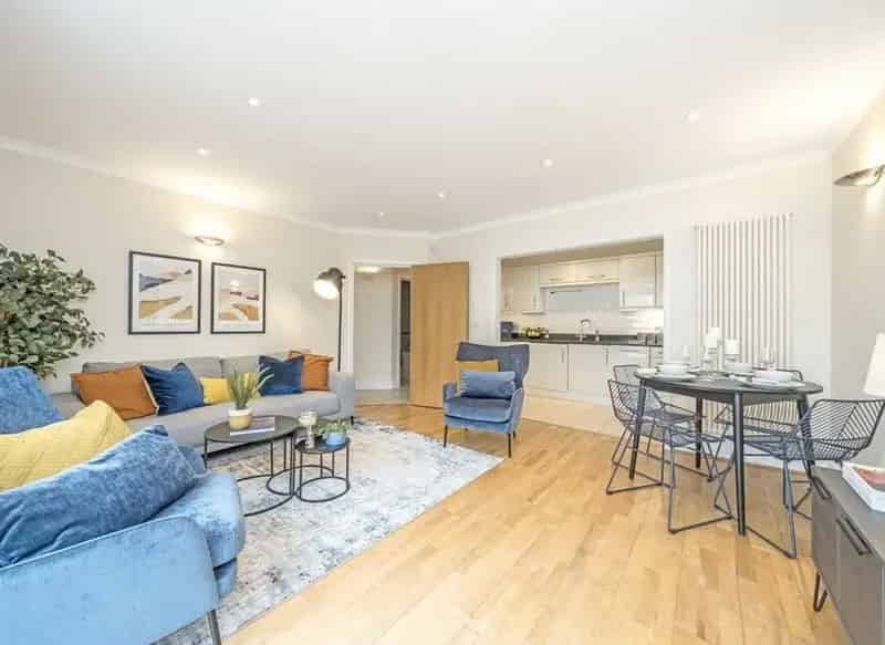 De Beauvoir Two Double Bedroom Flat with Gated Parking and Patio Garden