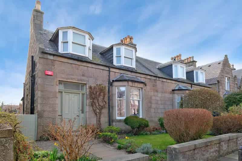 Traditional Granite Villa 3 Bedrooms Exceptional Garden Family Home